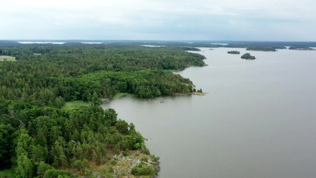 ch&acirc;teau au bord du lac Hj&auml;lmaren en Su&egrave;de pr&egrave;s d'&Ouml;rebro