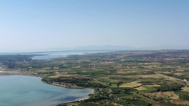 survol des corbi&egrave;res dans le sud de la France et vue sur la m&eacute;diterran&eacute;e