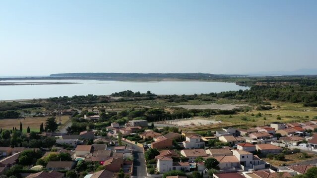 survol des corbi&egrave;res dans le sud de la France et vue sur la m&eacute;diterran&eacute;e