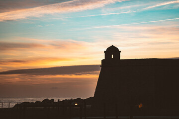Fototapeta premium Por do sol atrás de um forte no norte do país
