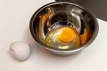 金属製ボウルの中の生卵