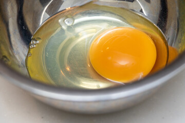 金属製のボウルの中に生卵