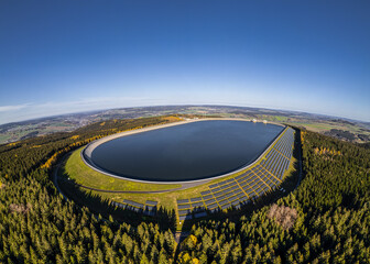 Wasserkraft als erneuerbare Energie, Luftaufnahme vom Oberbecken des Pumpspeicherkraftwerk Markersbach, Sachsen, Deutschland