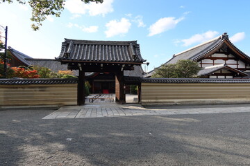 A Japanese temple in Kyoto City：the scene of an entrance gate to Hon-bo Main Office in the precincts of To-ji Temple 日本の京都のあるお寺：東寺の境内にある本坊への入り口門の風景 　　　　　