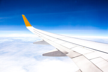Obraz premium Morning sunrise with Wing of an airplane. Photo applied to tourism operators. picture for add text message or frame website. Traveling concept