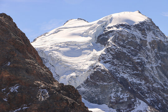 Alpengipfel im Fukus; Piz Cambrena (3606m) in den Bernina-Alpen, im September 2022 