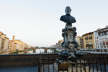 Fototapeta premium Statue on the Ponte Vecchio in Florence