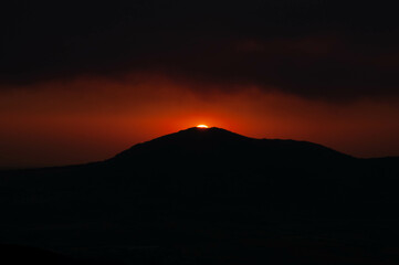 atardecer rojo debido a un incendio cercano en la montaña, hora dorada
