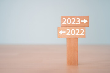 2022と2023と矢印が書かれた看板
