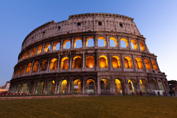 Plakat rome, italy, colosseum old ancient building gladiator battle at night.