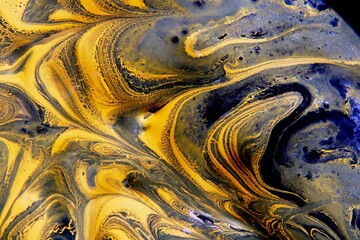 Pinturas de acrìlico en agua y aceite flotando en la superficie forma un diseño con movimiento abstracto en olas y ondas multicolor para fondos texturizados - obrazy, fototapety, plakaty