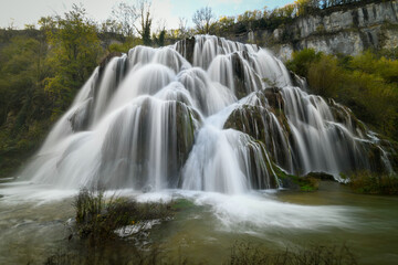Fototapeta na wymiar cascade des Tufs Beaume les messieurs