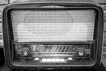 Ein altes Röhrenradio, UKW-Radioempfänger. Details eines Radio.
