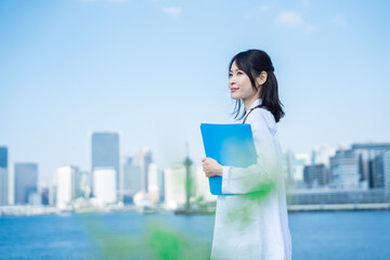 外を歩く研究者の女性