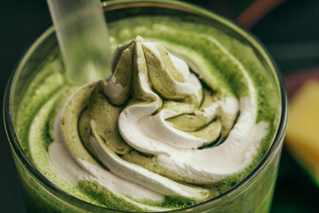 ホイップクリームがのっている抹茶ティー 