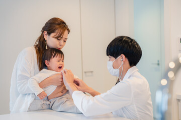 病院で大泣きをする赤ちゃん