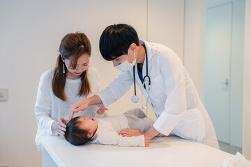 病院で大泣きをする赤ちゃん