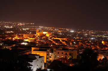 Fototapeta na wymiar Carini, panorama notturno