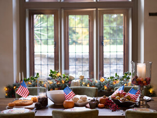 Obraz premium Thanksgiving table with American flags