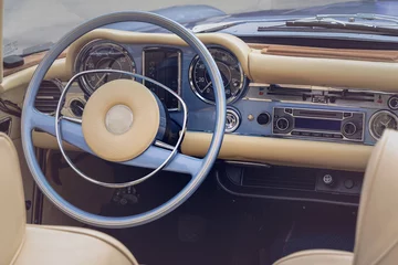 Behangcirkel Interieur van een klassieke vintage auto © dechevm