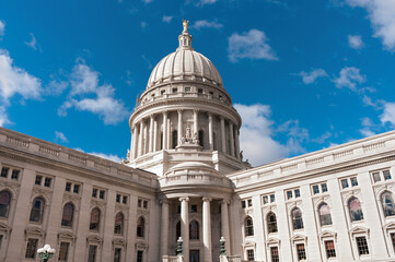 Obraz premium beaux arts style architecture of wisconsin state capitol and dome under blue skies