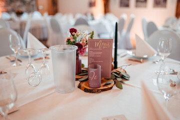 Hochzeitsdekoration für die Tische
