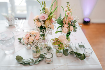 Tischdekoration bei einer Hochzeit