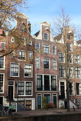 Obraz premium Amsterdam Leidsegracht Canal Street View with Historic House Facades, Entrance Steps and Bench, Netherlands