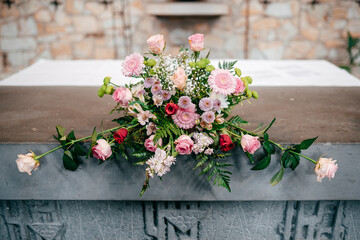 Blumenschmuck für die Hochzeit bei einer Zeremonie
