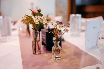 Tischdekoration für die Hochzeit