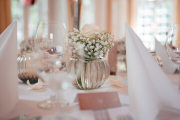 Blumendekoration bei einer Hochzeit