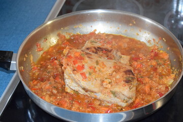 Schweineach in scharfer Apfelsauce, mit Tomate geköscht