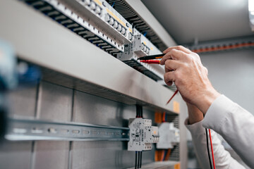Elektriker bei der Arbeit