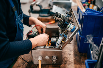 Elektriker bei der Arbeit