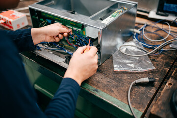 Elektriker bei der Arbeit