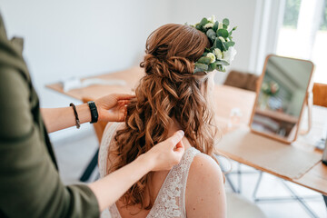 Brautfrisur mit einem Blumenkranz