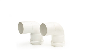 Codos pvc blanco para cañerias sobre un fondo blanco liso y aislado. Vista de frente y de cerca. Copy space