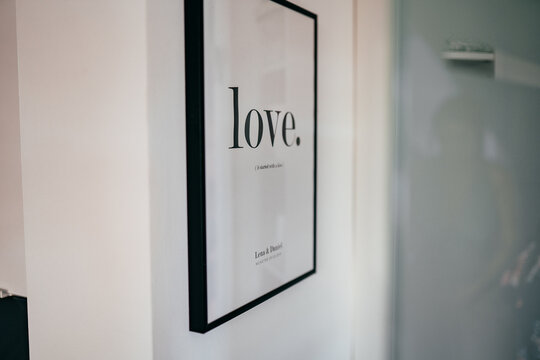 Love-Schild auf einer Tür