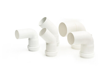 Codos pvc blanco para cañerias sobre un fondo blanco liso y aislado. Vista de frente y de cerca....