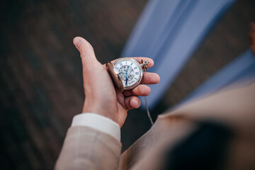 Ein Mann schaut auf eine taschenuhr