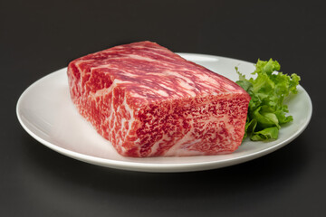 サシの入った牛もも肉のブロック2