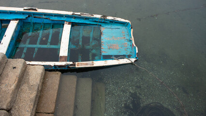 Barco hundido en la costa