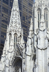 Obraz premium st patricks cathedral ny gothic spires and modern skyscraper 