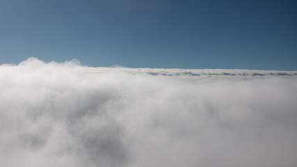 Sobrevolando nubes blancas. 
