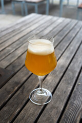 Bicchiere di birra weiss appoggiato su un tavolo di legno