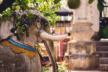 Nahaufnahmeaufnahme einer Elefantenstatue, die in einem buddhistischen Tempel in Vietnam gefunden wurde