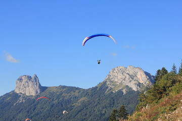 Fototapeta na wymiar Paragliding in the French Alps