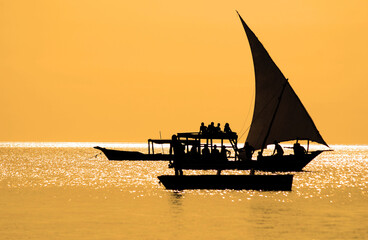 Vissersboot bij zonsondergang, genomen in Nungwi Village, Zanzibar Island, Tanzania Nungwi. Nungwi is van oudsher het centrum van de dhow-bouwindustrie op Zanzibar.