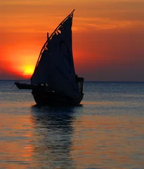 Tableaux ronds sur aluminium Plage de Nungwi, Tanzanie Fisherman Boat at sunset, Taken at Nungwi Village, Zanzibar Island, Tanzania Nungwi. Nungwi is traditionally the centre of Zanzibar's dhow-building industry.