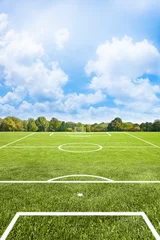 Schilderijen op glas White lines of a soccer field against soft green grass © Francesco Scatena